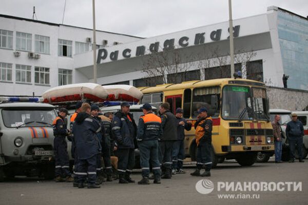 Спасатели МЧС прибыли место аварии на шахте Распадская в Кемеровской области