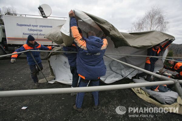 Спасатели МЧС на месте аварии на шахте Распадская
