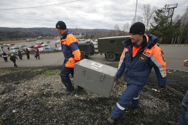 Спасатели МЧС на месте аварии на шахте Распадская