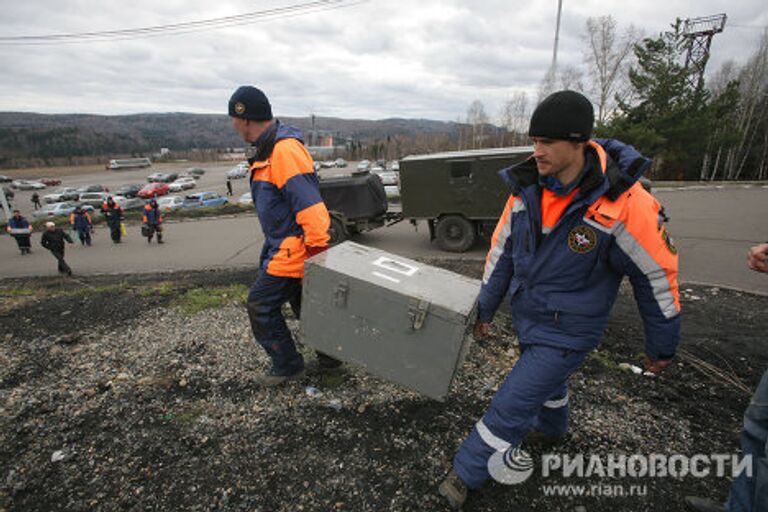 Спасатели МЧС на месте аварии на шахте Распадская