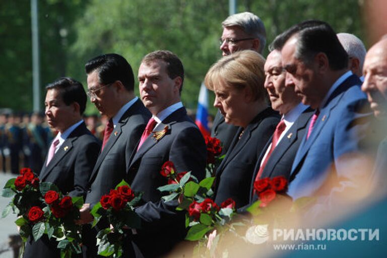 Возложение цветов к Могиле Неизвестного солдата