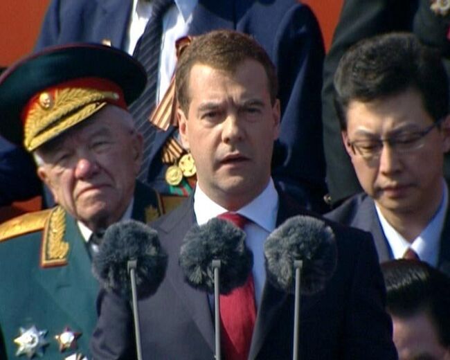 Дмитрий Медведев поздравил ветеранов на параде Победы