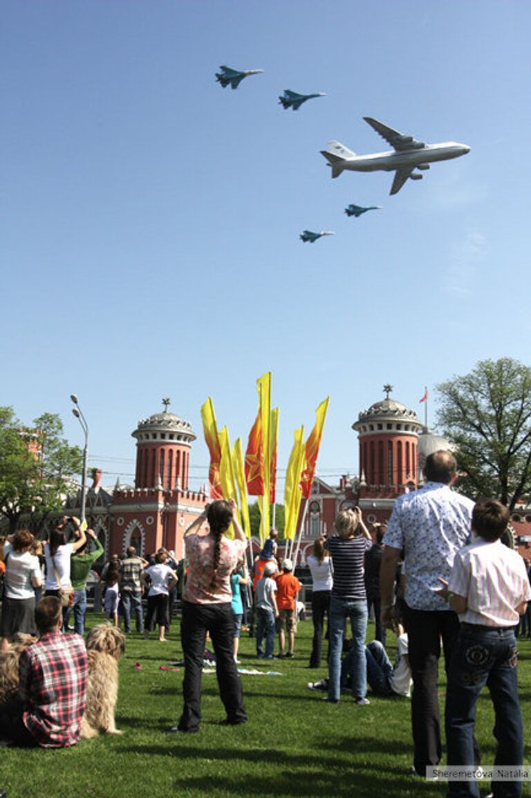 Москвичи наблюдали за пролетом Русских Витязей