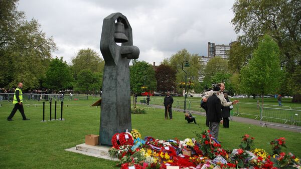 Цветы возле советского  мемориала в Лондоне