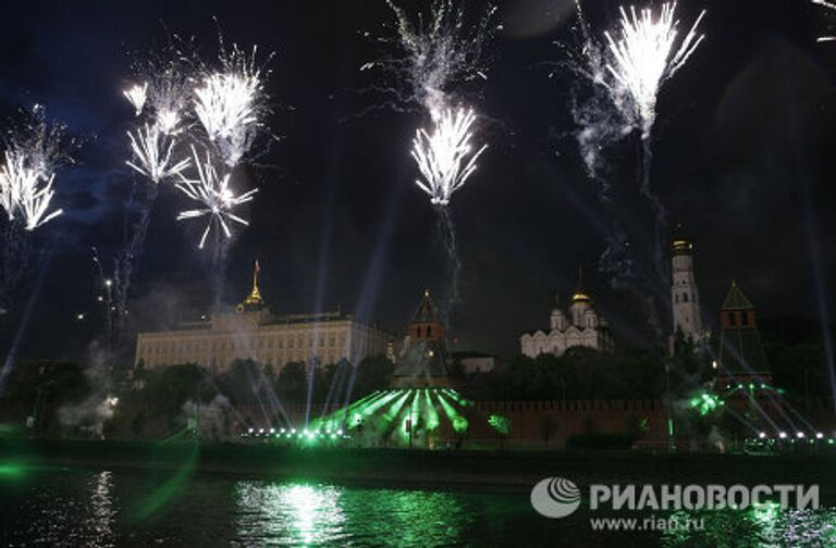 Праздничный салют в честь 65-летия Великой Победы