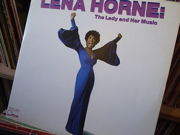 Обложка автобиографии Лены Хорн Лена Хорн: Леди и ее музыка (Lena Horne: The Lady and Her Music)