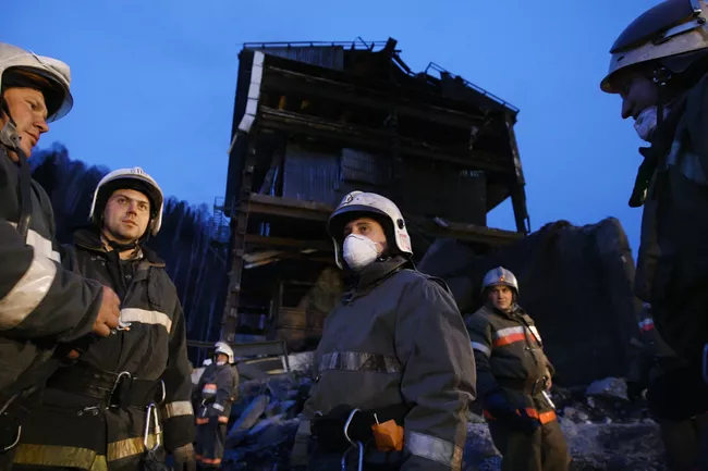 Последствия взрывов на шахте Распадская в Кемеровской области