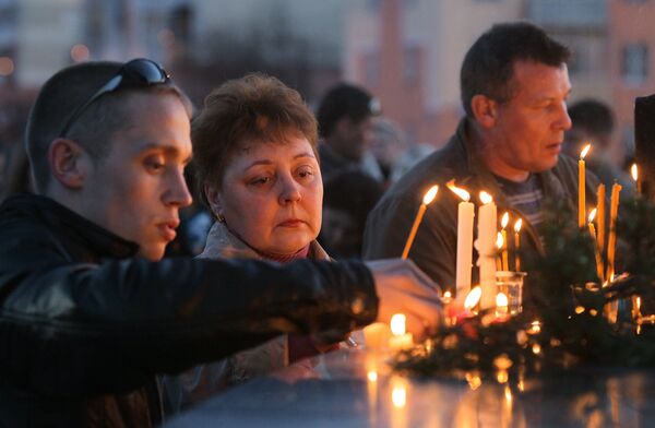 Жители Междуреченска зажигают свечи у Стеллы памяти погибшим шахтерам
