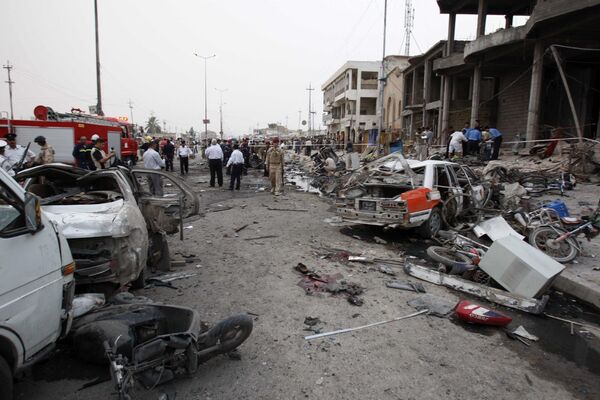 Службы безопасности и спасатели на месте взрыва в Басре 10 мая 2010 г