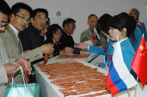 Почти 10 тысяч георгиевских ленточек раздали в павильоне России на ЭКСПО-2010 в Шанхае