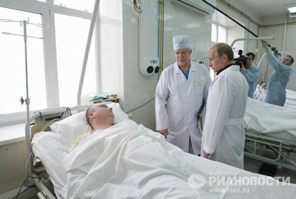 Премьер-министр РФ Владимир Путин навестил горняков в больнице Новокузнецка