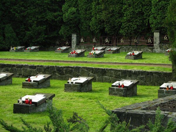 Свечи на могилах советских солдат в Польше