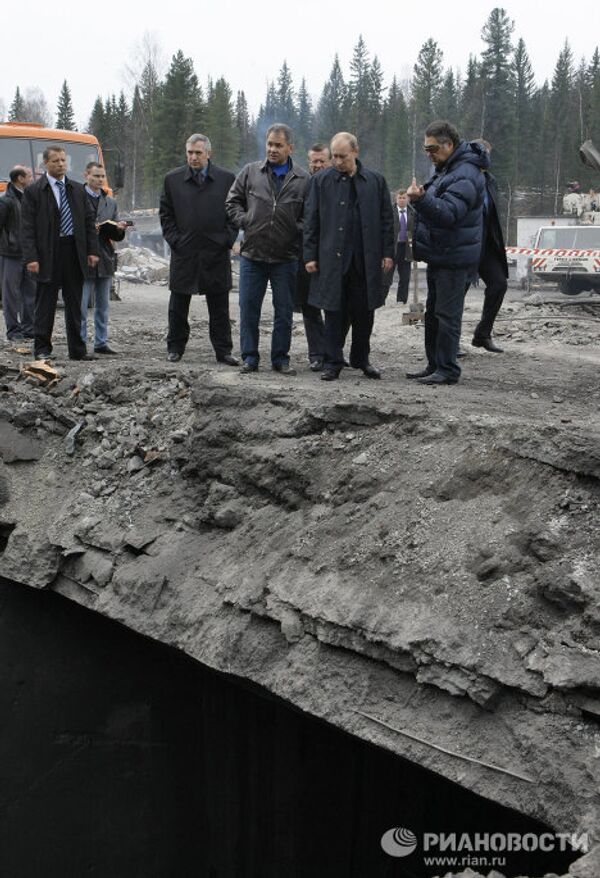 Премьер-министр РФ Владимир Путин во время посещения шахты Распадская