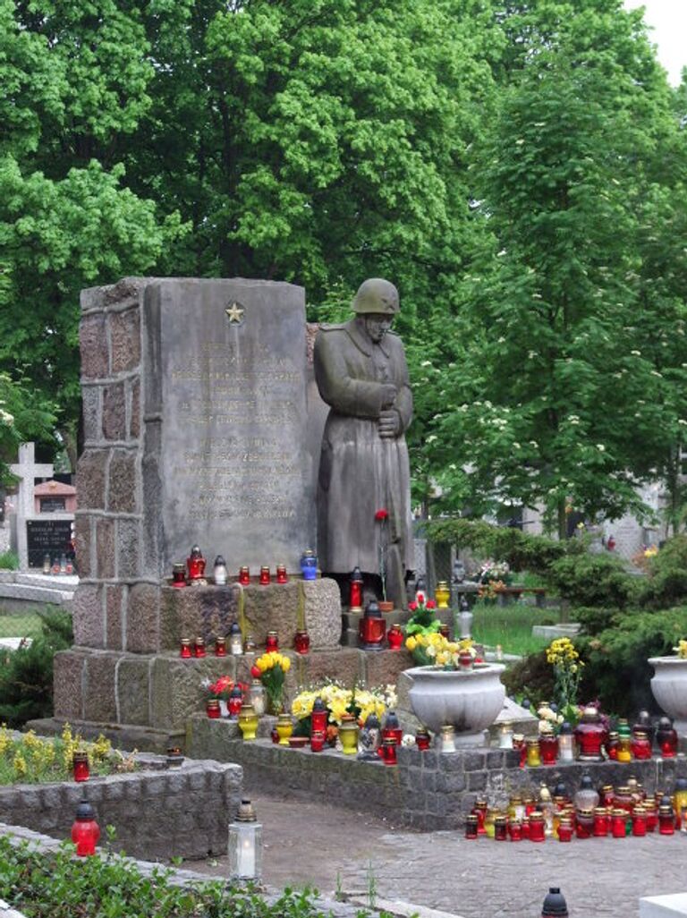 Свечи на могилах советских солдат в Польше