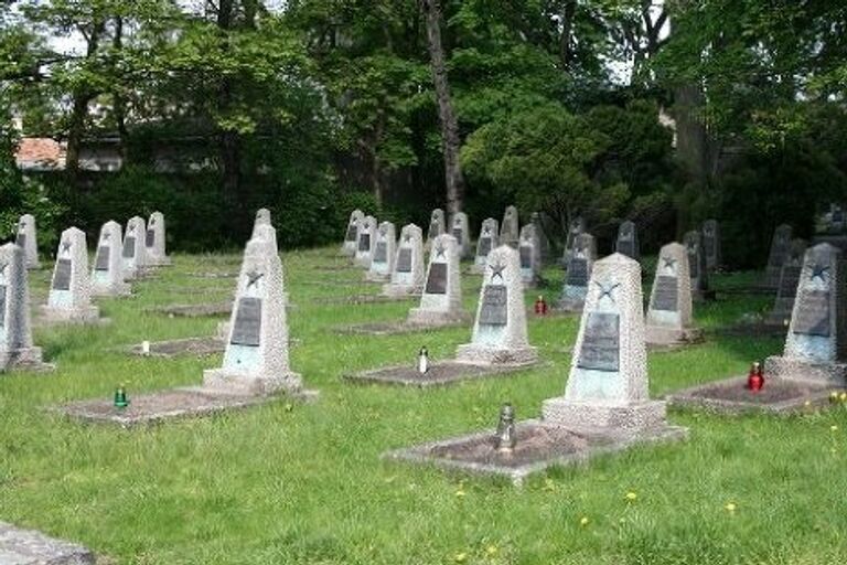 Свечи на могилах советских солдат в Польше Свечи на могилах советских солдат в Польше