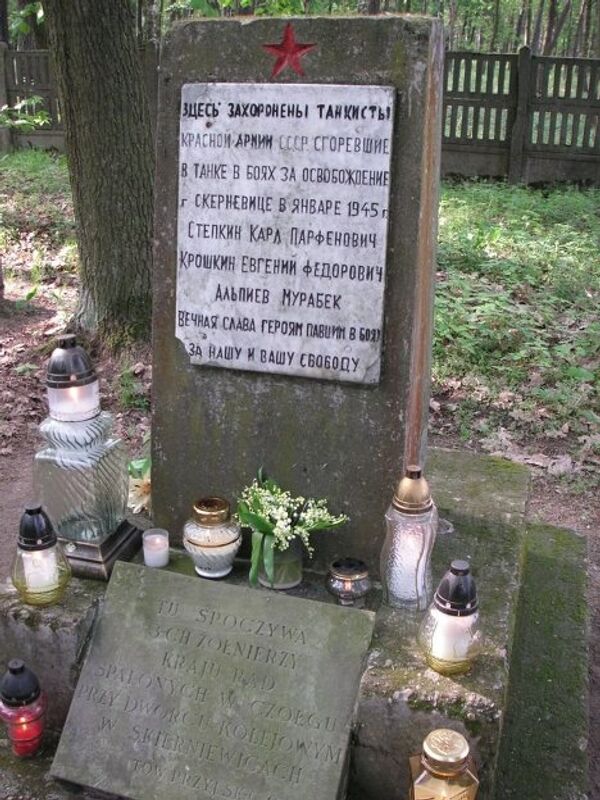 Свечи на могилах советских солдат в Польше