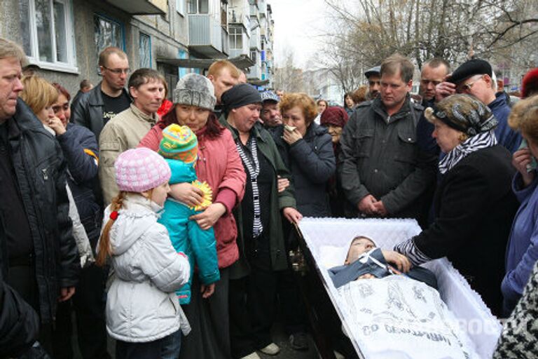 Похороны горняков, погибших во время взрывов на шахте Распадская