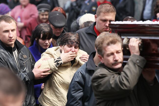 Похороны горняков, погибших во время взрывов на шахте Распадская