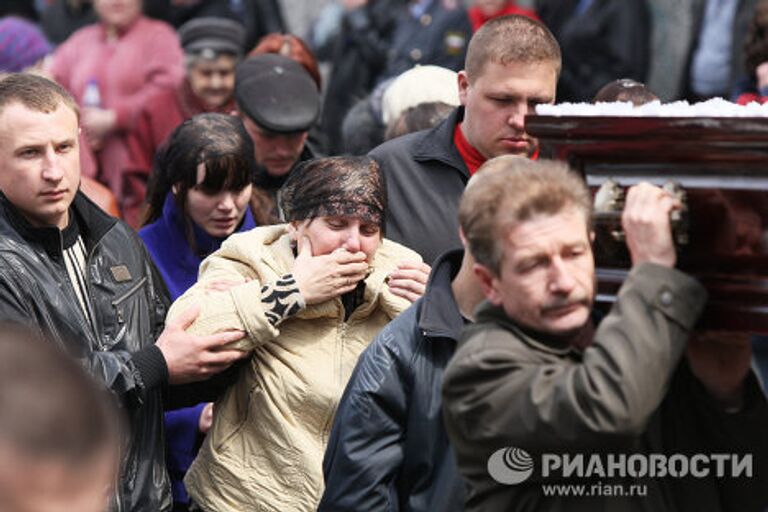 Похороны горняков, погибших во время взрывов на шахте Распадская