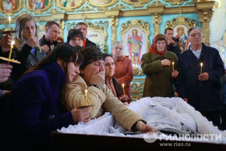 Отпевание двух горняков, погибших во время взрывов на шахте Распадская