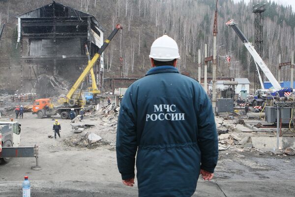 Последствия взрывов на шахте Распадская в Кемеровской области