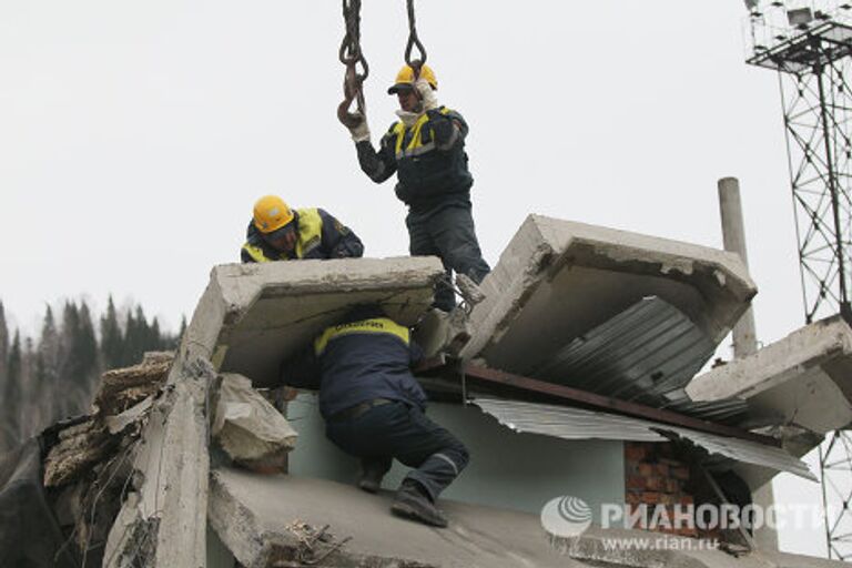 Последствия взрывов на шахте Распадская в Кемеровской области