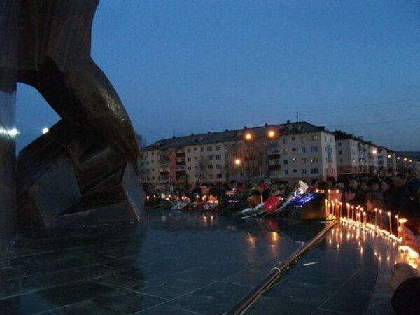 Жители Междуреченска зажгли свечи в память о горняках на Распадской