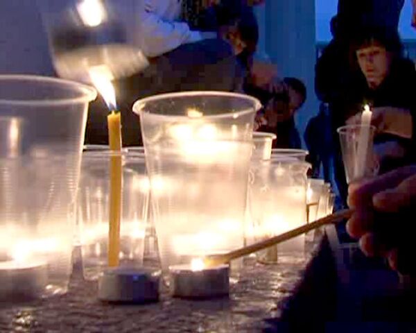 Россияне зажигают свечи в память о жертвах трагедии в Распадской
