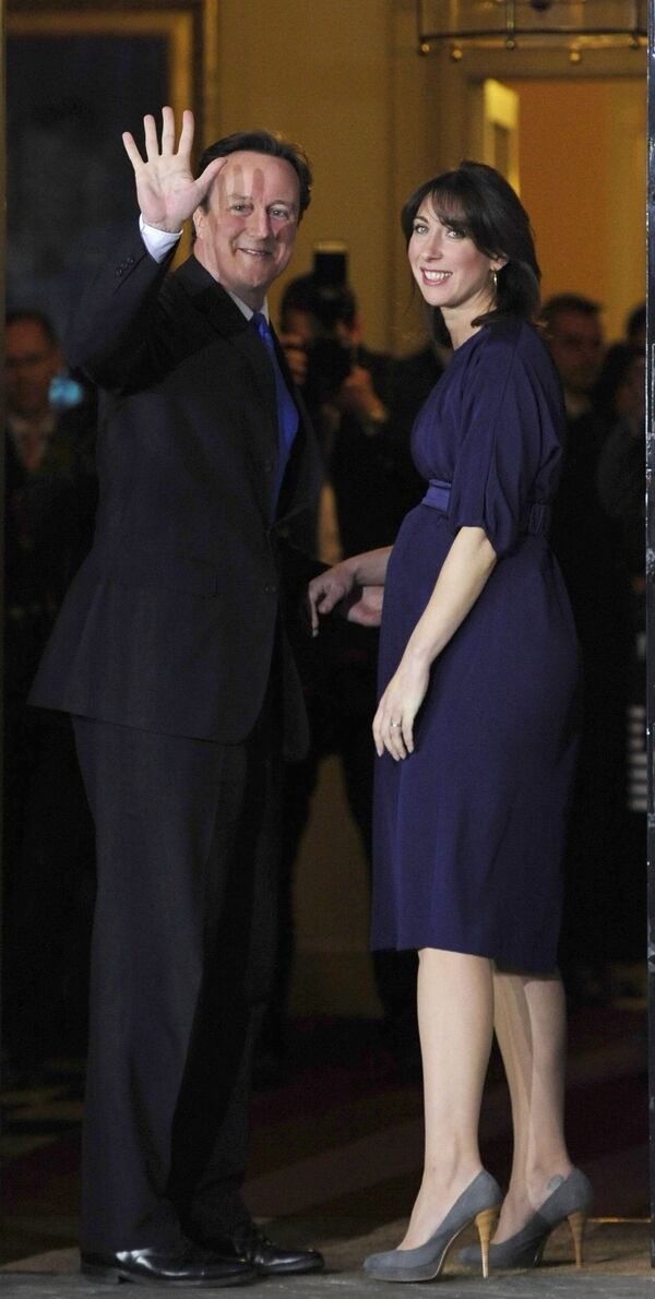 Новый премьер-министр Великобритании Дэвид Кэмерон с супругой Самантой