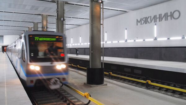 Поезд на станции московского метро Мякинино. Архивное фото