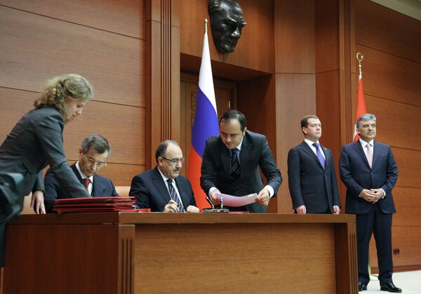 Дмитрий Медведев на церемонии подписания совместных документов по итогам российско-турецких переговоров в Анкаре