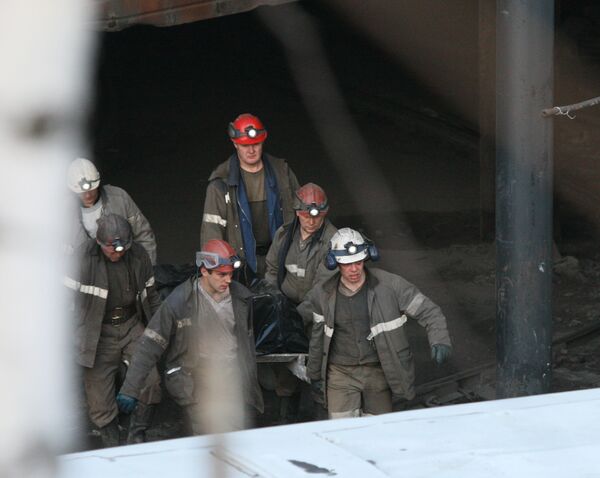 Поднятие тел погибших при взрывах на шахте Распадская в Кемеровской области