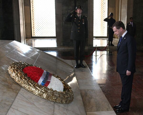Медведев возложил венок к могиле основателя Турецкой республики