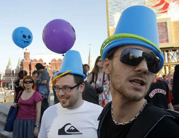 Участники акции синих ведерок в Москве
