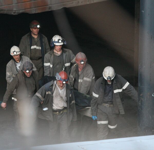 Поднятие тел погибших при взрывах на шахте Распадская в Кемеровской области