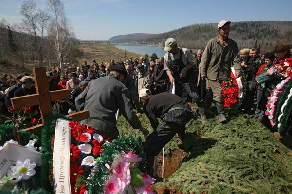 Похороны шахтеров, погибших на шахте Распадская, прошли в Междуреченске