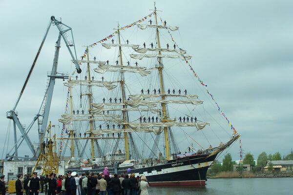 Учебный парусник  «Крузенштерн» вернулся в День Победы в порт приписки Калининград 