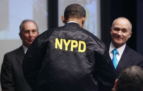 Нью-Йоркские полицейские подарили Обаме именную форменную куртку