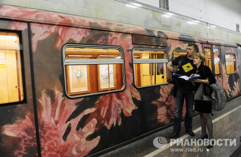 Новый поезд Акварель Московского метрополитена