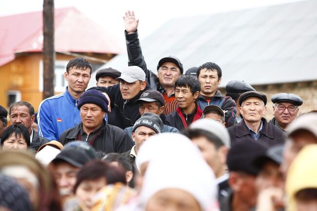 Митинг в селе Тейит под Джалал-Абадом