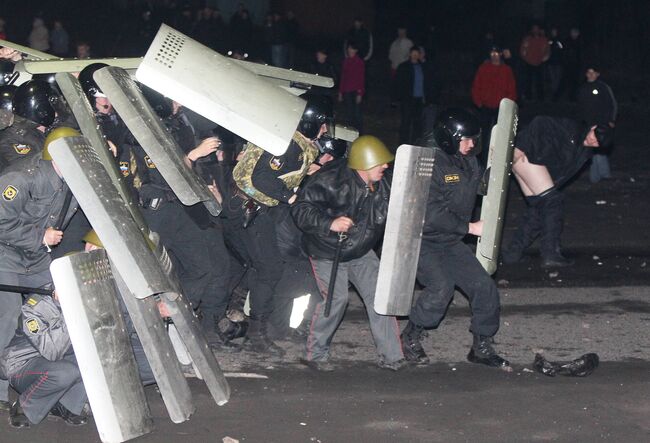 Столкновение между протестующими и ОМОНом в Междуреченске