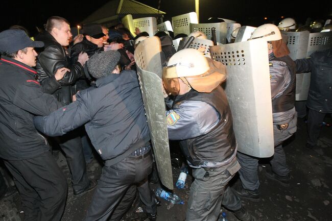 Столкновение между протестующими и ОМОНом в Междуреченске