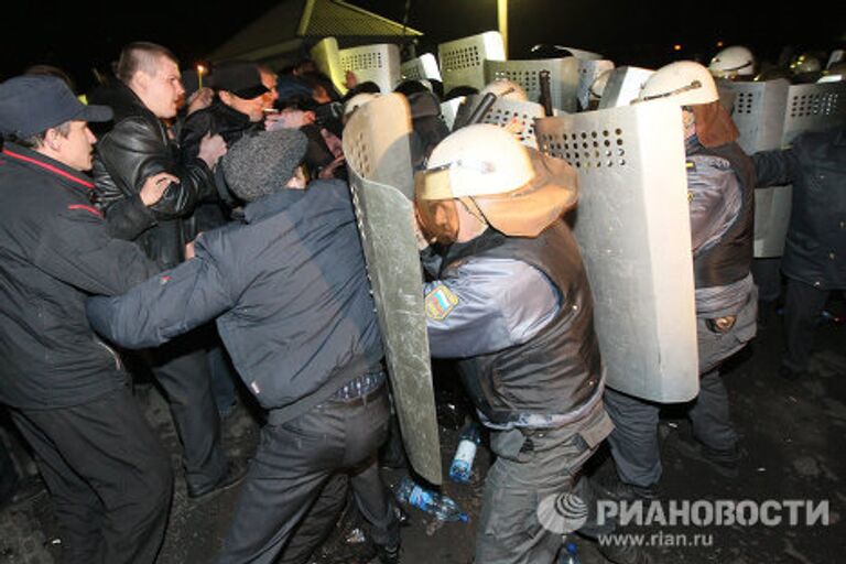 Столкновение между протестующими и ОМОНом в Междуреченске