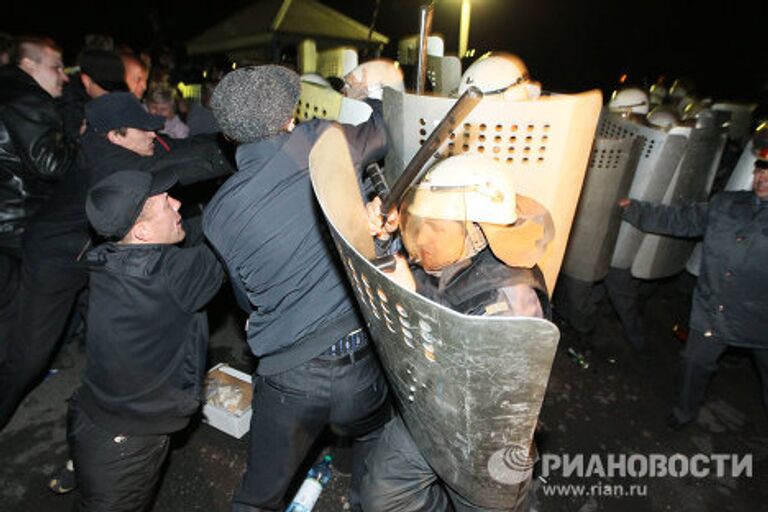 Столкновение между протестующими и ОМОНом в Междуреченске