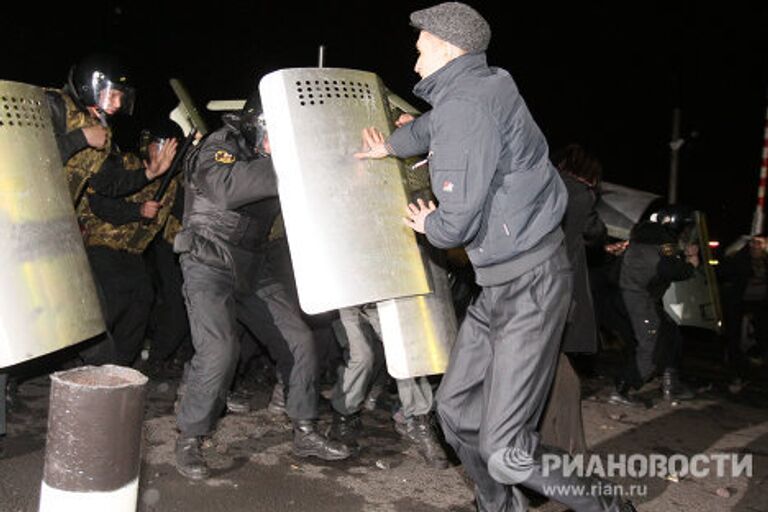 Столкновение между протестующими и ОМОНом в Междуреченске