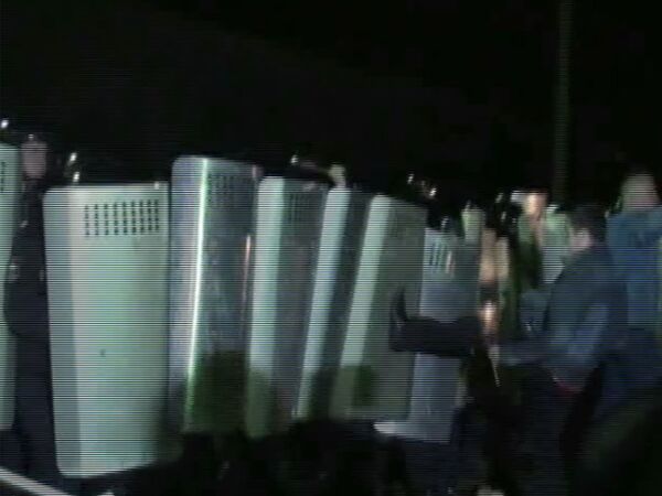 Столкновение между ОМОНом и протестующими произошло в Междуреченске