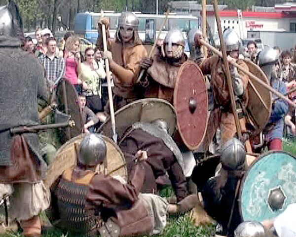 Современные викинги устроили сражение у стен Петропавловской крепости