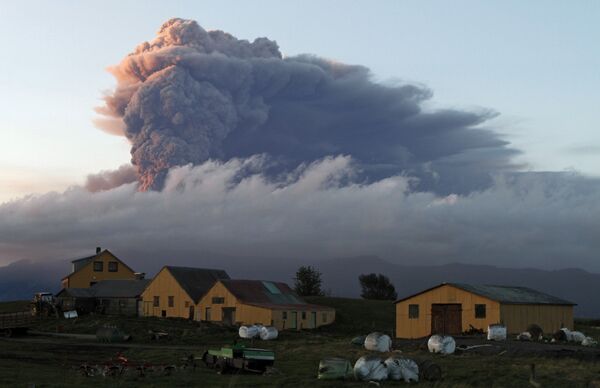 Облако пепла от исландского вулкана Эйяфьятлайокудль
