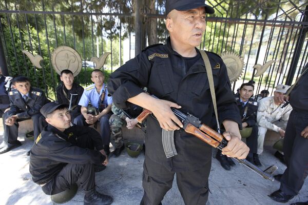 Сотрудники милиции охраняют здание Джалалабадской обладминистрации, которое штурмовали сторонники Бакиева.