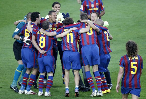 Игроки Барселоны празднуют победу в чемпионате Испании 2010 г.